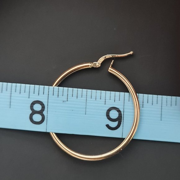 Gold hoop earring - Picture 8 of 16